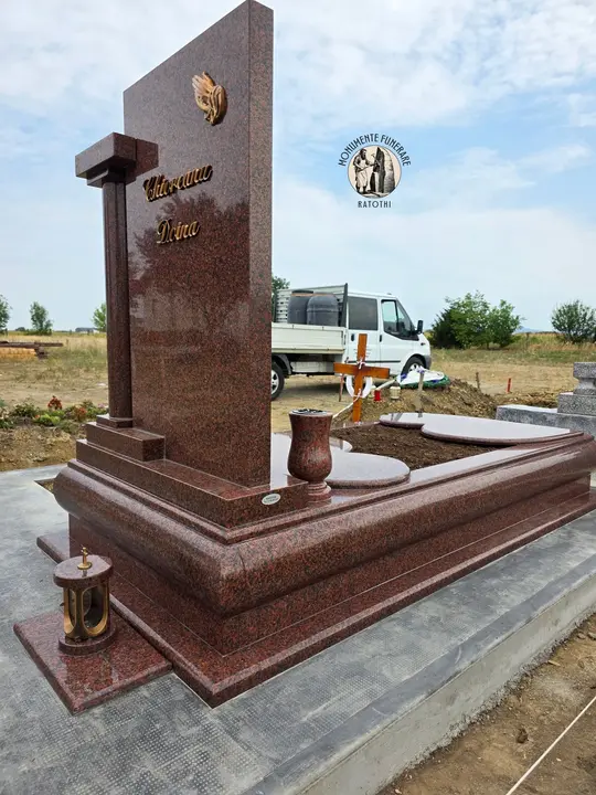 Monument funerar din granit roșu — lucrare Marmogram