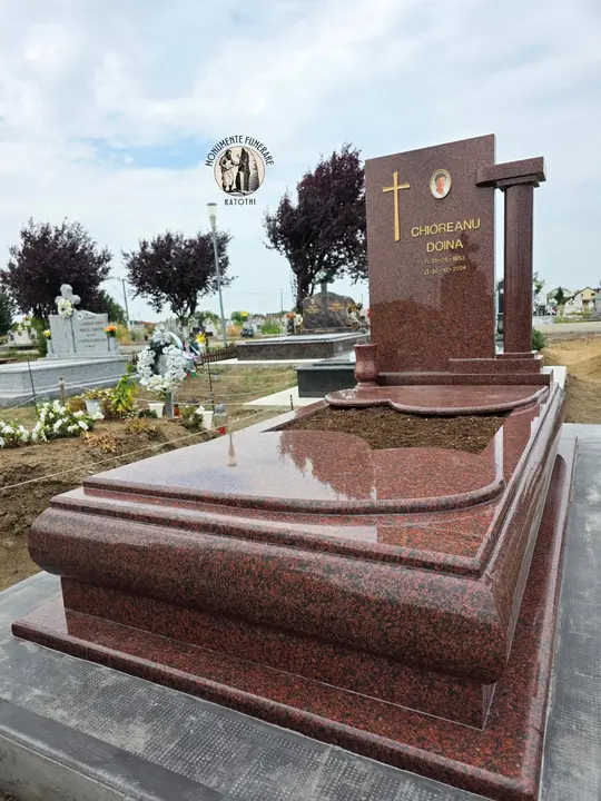 Monument funerar din granit roșu — lucrare Marmogram