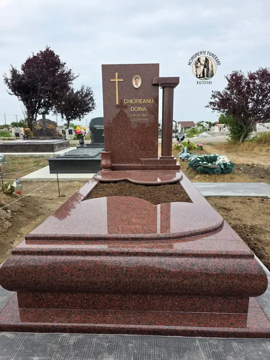 Monument funerar din granit roșu — lucrare Marmogram
