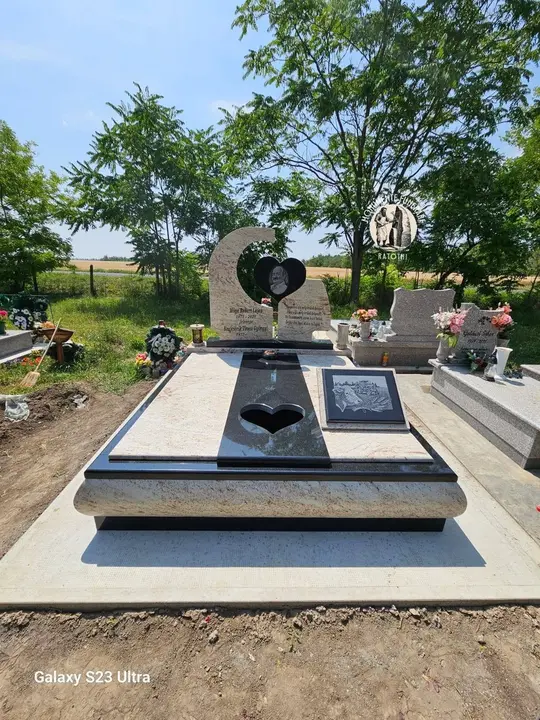Monument funerar din granit negru — lucrare Marmogram