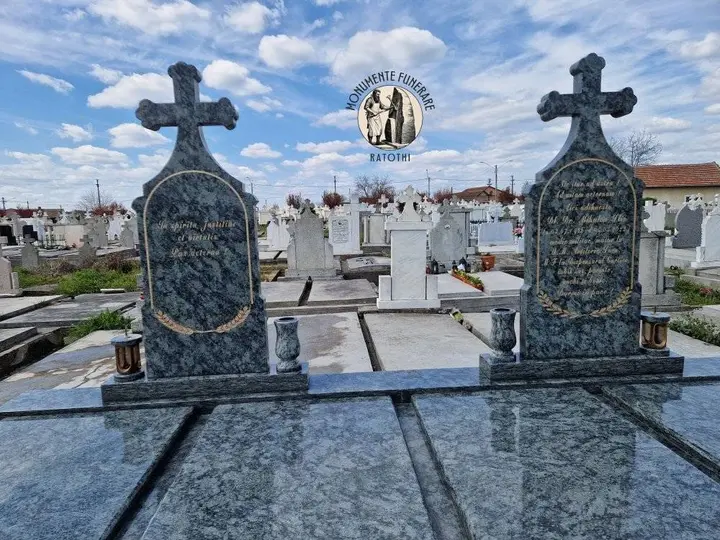Monument funerar din granit albastru-verde — lucrare Marmogram