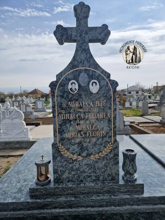 Monument funerar din granit albastru-verde — lucrare Marmogram