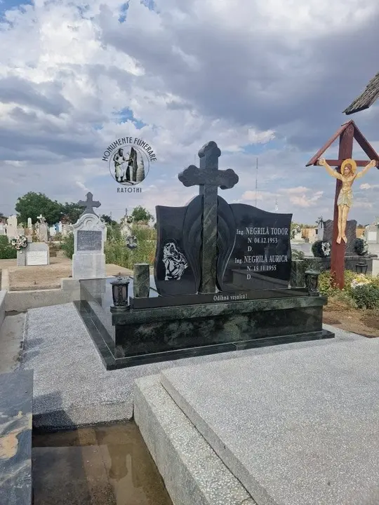 Monument funerar din granit albastru-verde — lucrare Marmogram