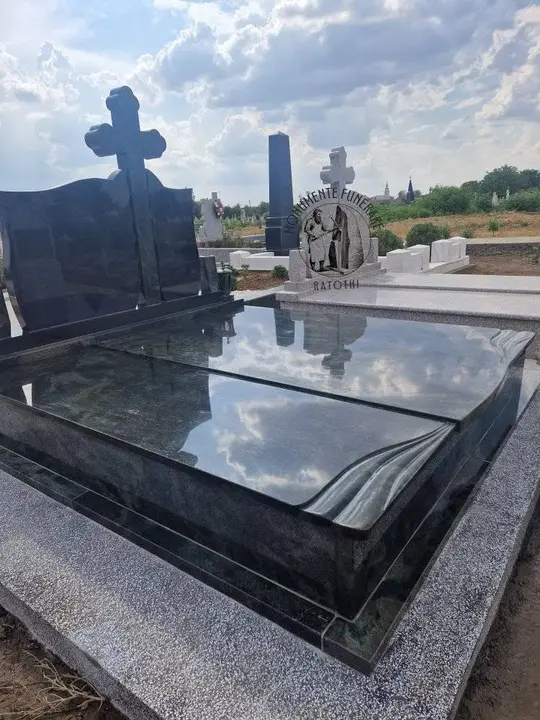 Monument funerar din granit albastru-verde — lucrare Marmogram