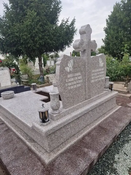 Monument funerar din granit gri — lucrare Marmogram