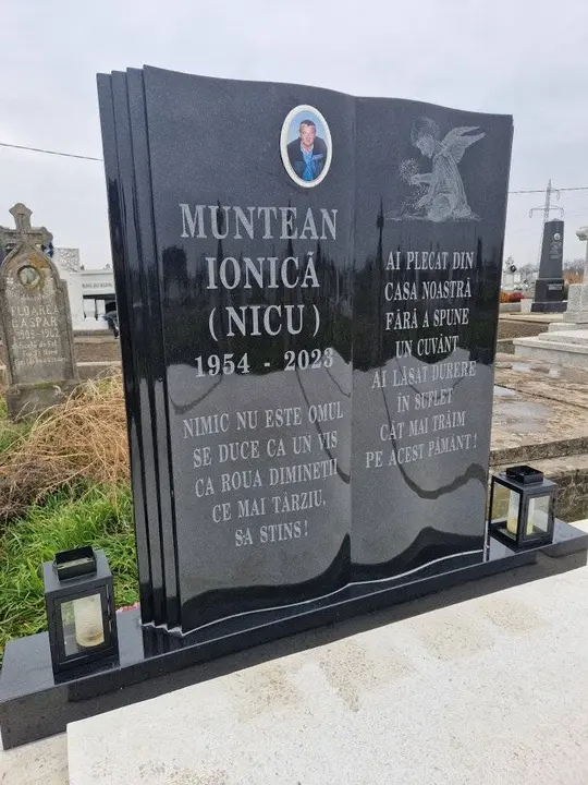 Monument funerar din granit negru — lucrare Marmogram