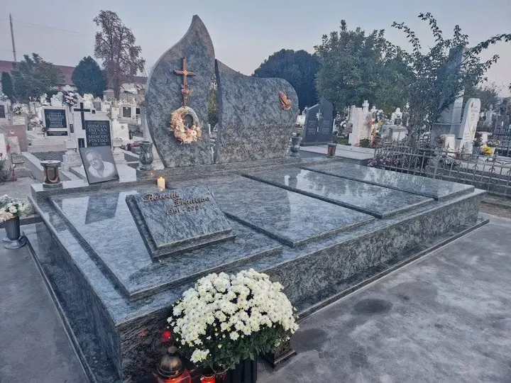 Monument funerar din granit albastru-verde — lucrare Marmogram