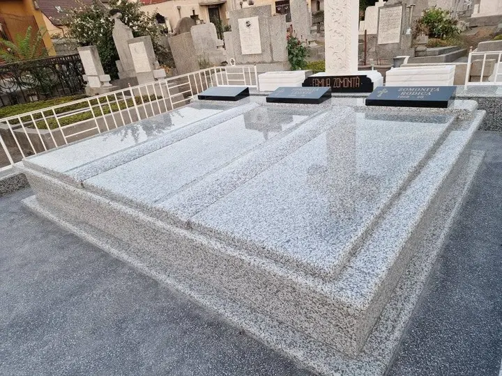 Monument funerar din granit gri — lucrare Marmogram