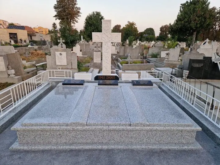Monument funerar din granit gri — lucrare Marmogram