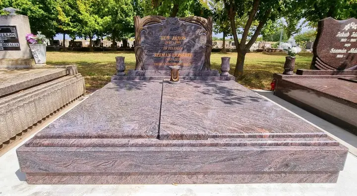 Monument funerar din granit roșu — lucrare Marmogram