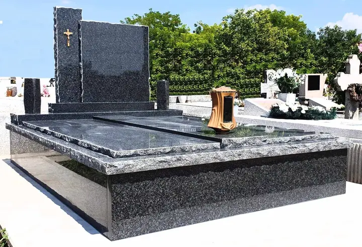 Monument funerar din granit negru — lucrare Marmogram