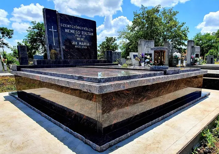 Monument funerar din granit negru — lucrare Marmogram