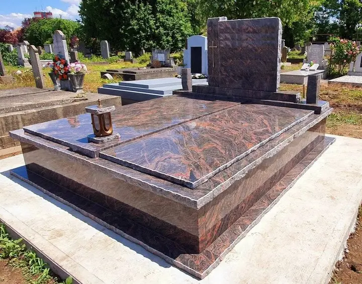 Monument funerar din granit roșu — lucrare Marmogram