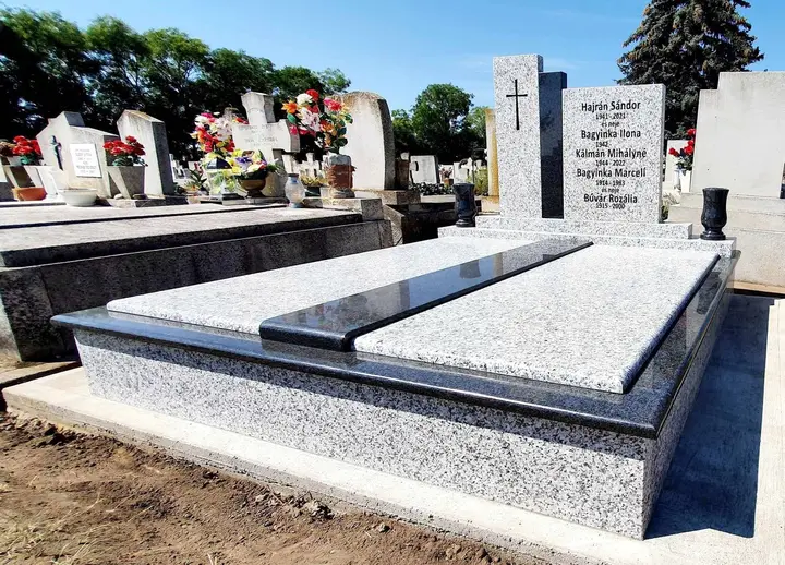 Monument funerar din granit negru — lucrare Marmogram