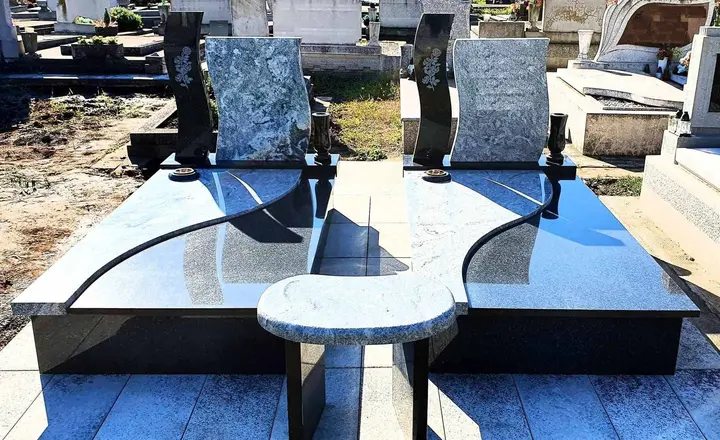 Monument funerar din granit negru — lucrare Marmogram