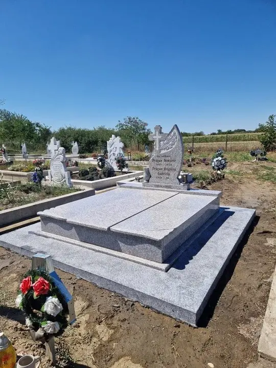 Monument funerar din granit gri — lucrare Marmogram