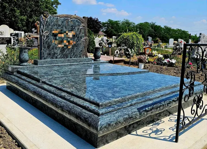 Monument funerar din granit albastru-verde — lucrare Marmogram