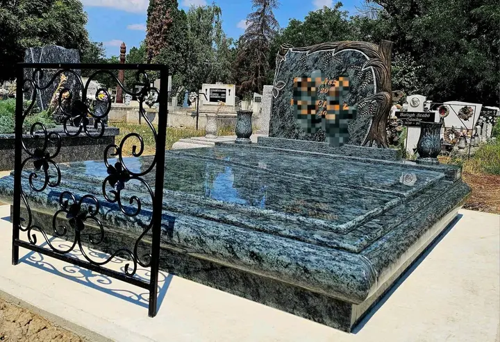 Monument funerar din granit albastru-verde — lucrare Marmogram