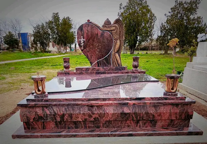 Monument din granit roșu multicolor