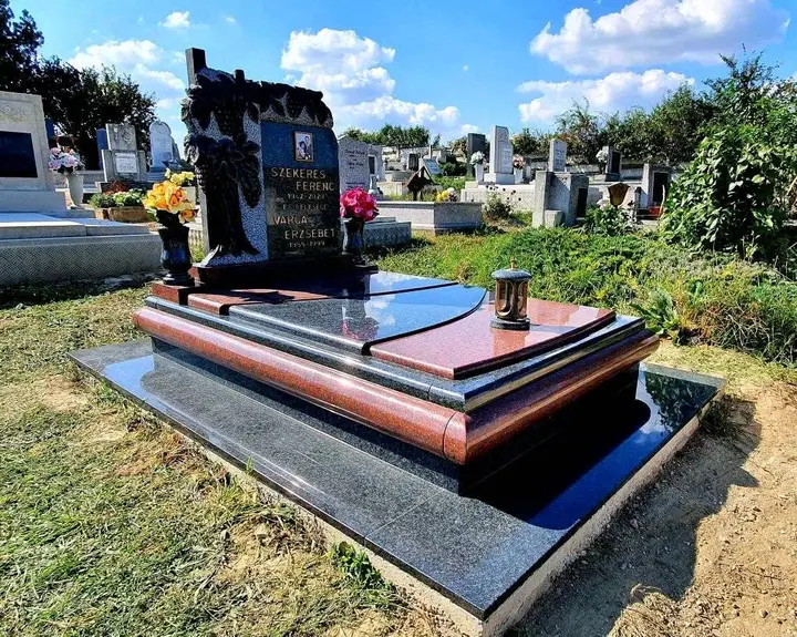 Monument funerar din granit roșu — lucrare Marmogram