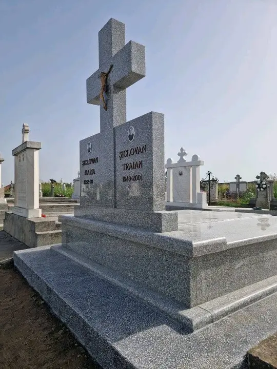 Monument funerar din granit gri — lucrare Marmogram