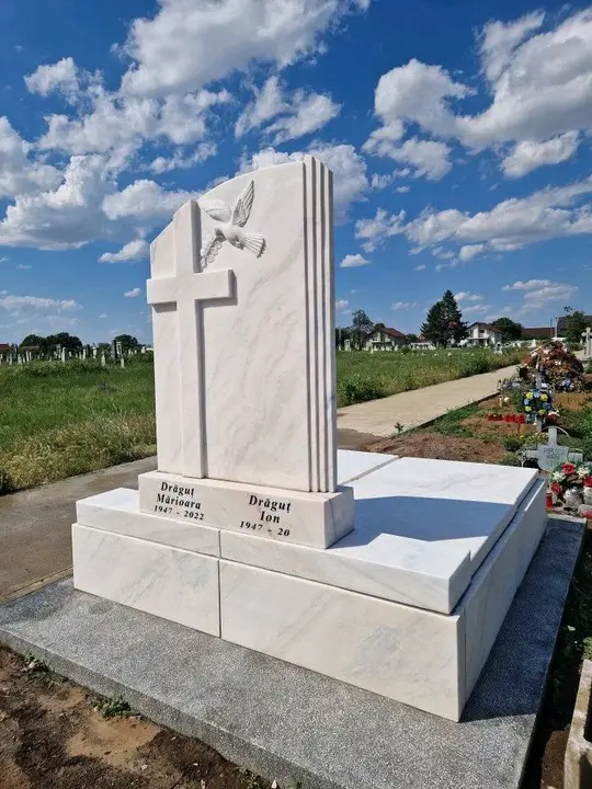Monument din marmură albă cu cruce