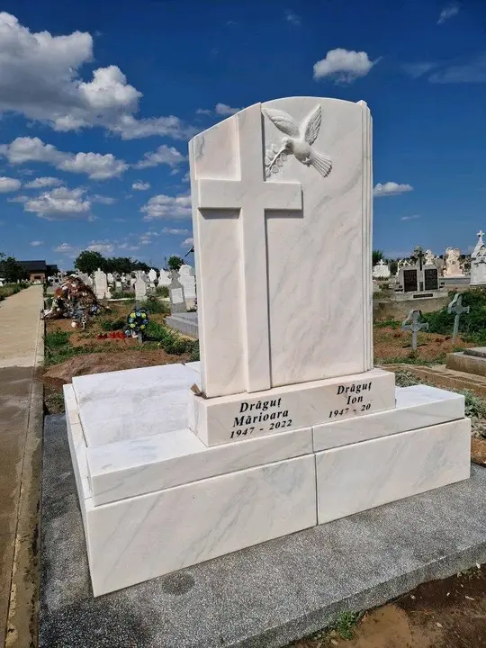 Monument funerar din marmură albă — lucrare Marmogram