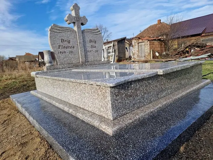Monument funerar din granit gri — lucrare Marmogram