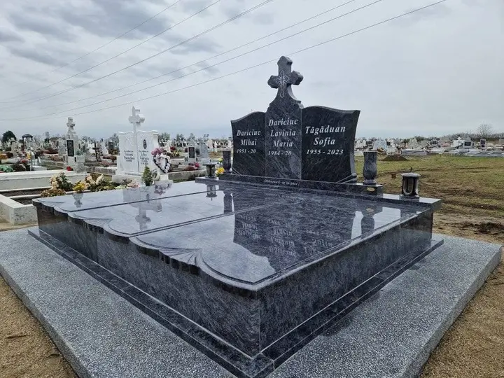 Monument funerar din granit negru — lucrare Marmogram