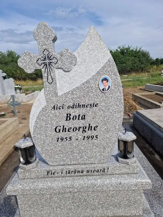 Monument funerar din granit gri — lucrare Marmogram