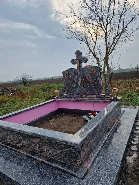 Monument funerar din granit roșu — lucrare Marmogram