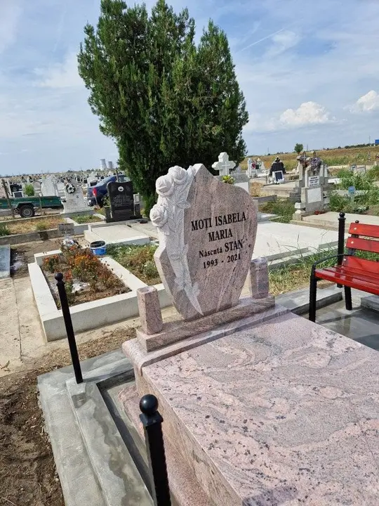 Monument funerar din granit roșu — lucrare Marmogram