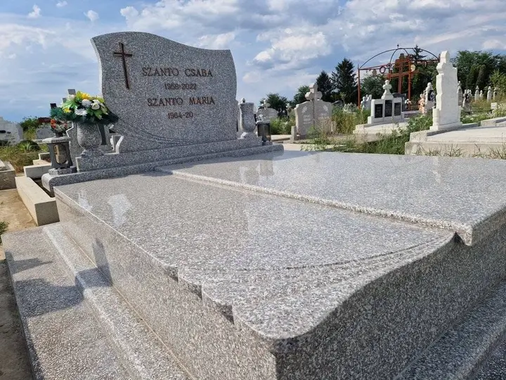 Monument funerar din granit gri — lucrare Marmogram