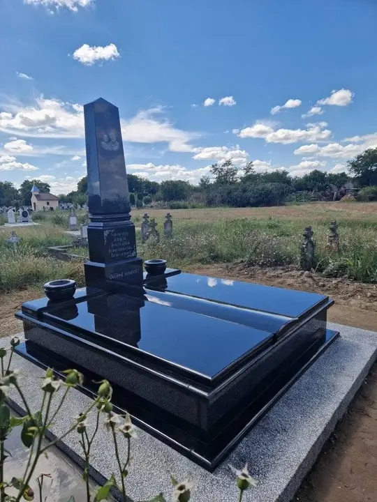 Monument din granit negru cu obelisc