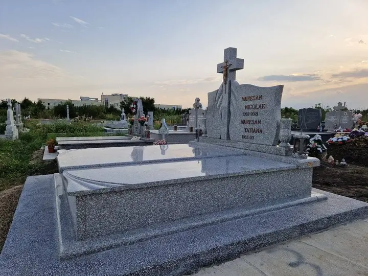 Monument din granit gri cu cruce