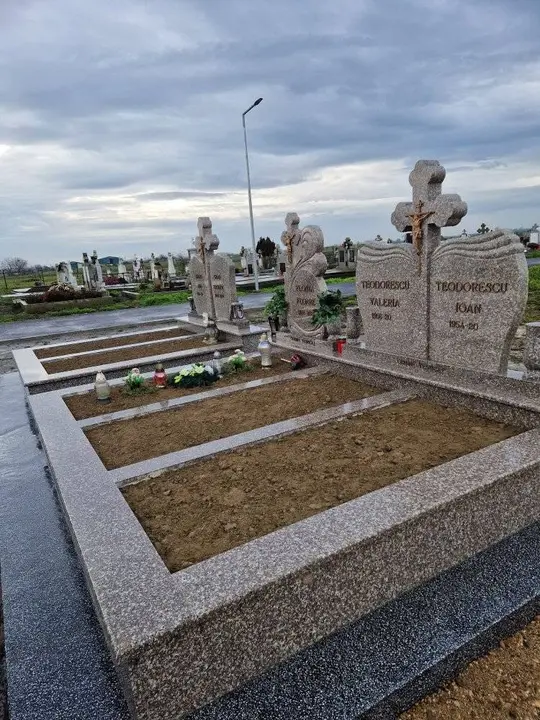 Monument funerar din granit gri — lucrare Marmogram