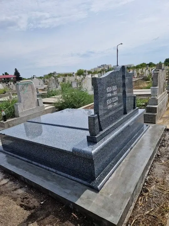 Monument funerar din granit negru — lucrare Marmogram