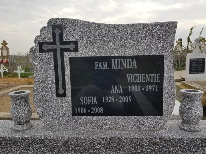Monument funerar din granit gri — lucrare Marmogram
