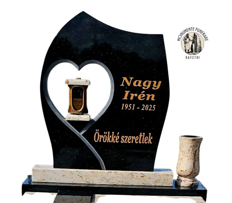Monument din granit negru cu inscripție aurită în limba maghiară
