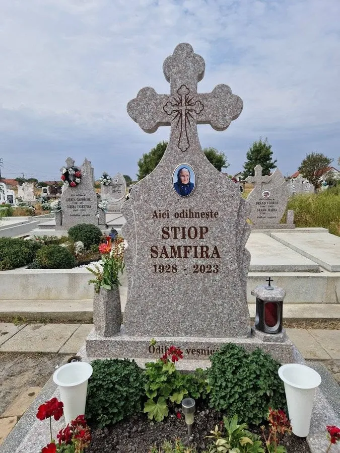 Monument din granit gri cu inscripție în limba română