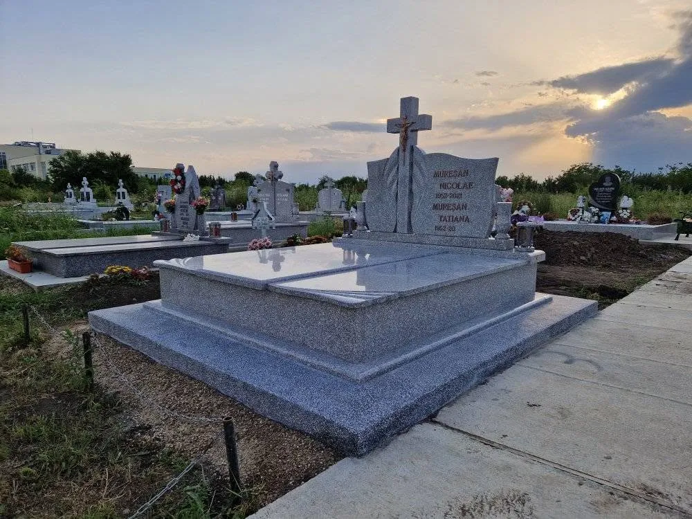 Monument din granit gri montat de Marmogram, în lumina apusului